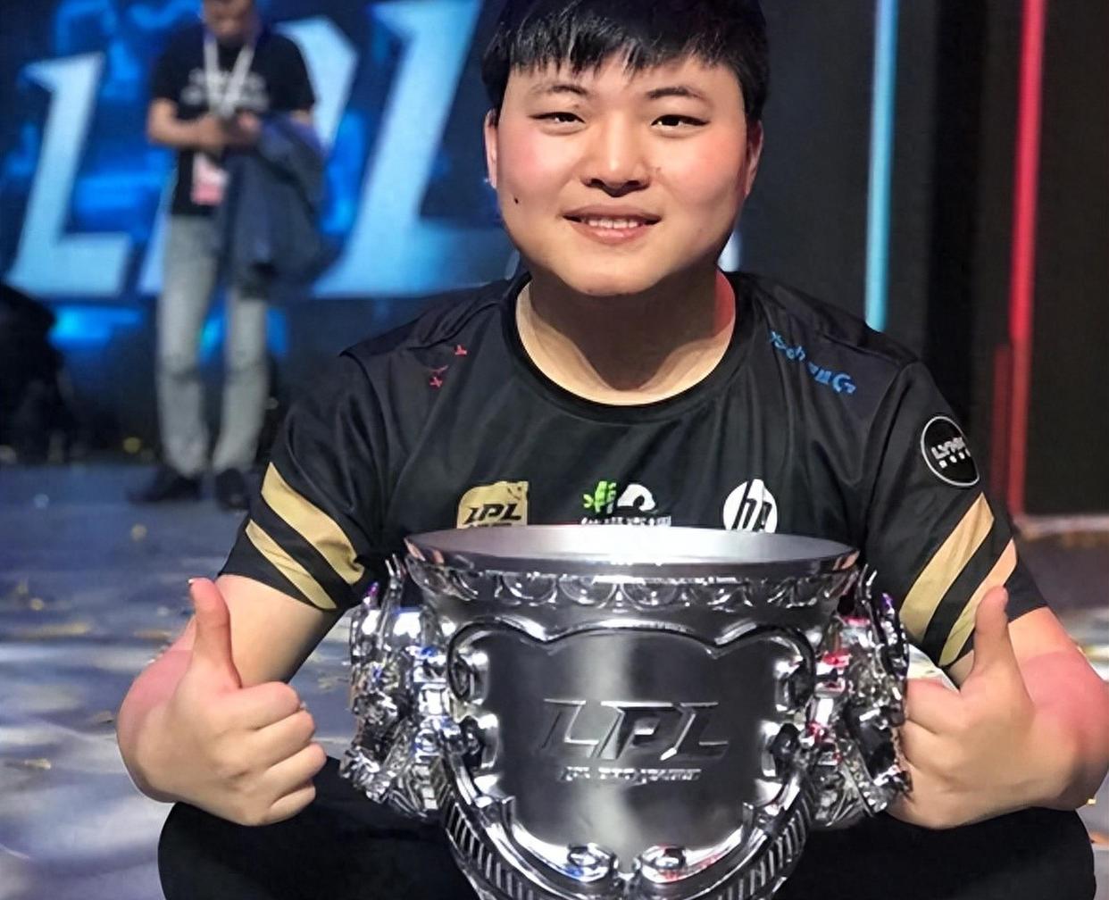 锐不可当引发热议！，Uzi在澳大利亚队比赛中锐不可当全场沸腾不已